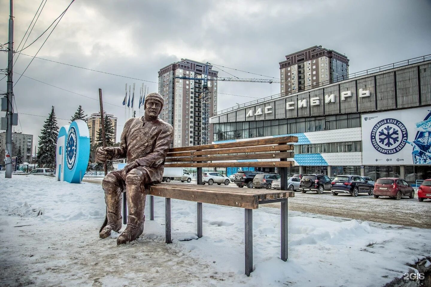 Новосибирск Сибирь Хмельницкого 23 Ледовый. Памятник хоккеисту в Новосибирске. Сибирь айс