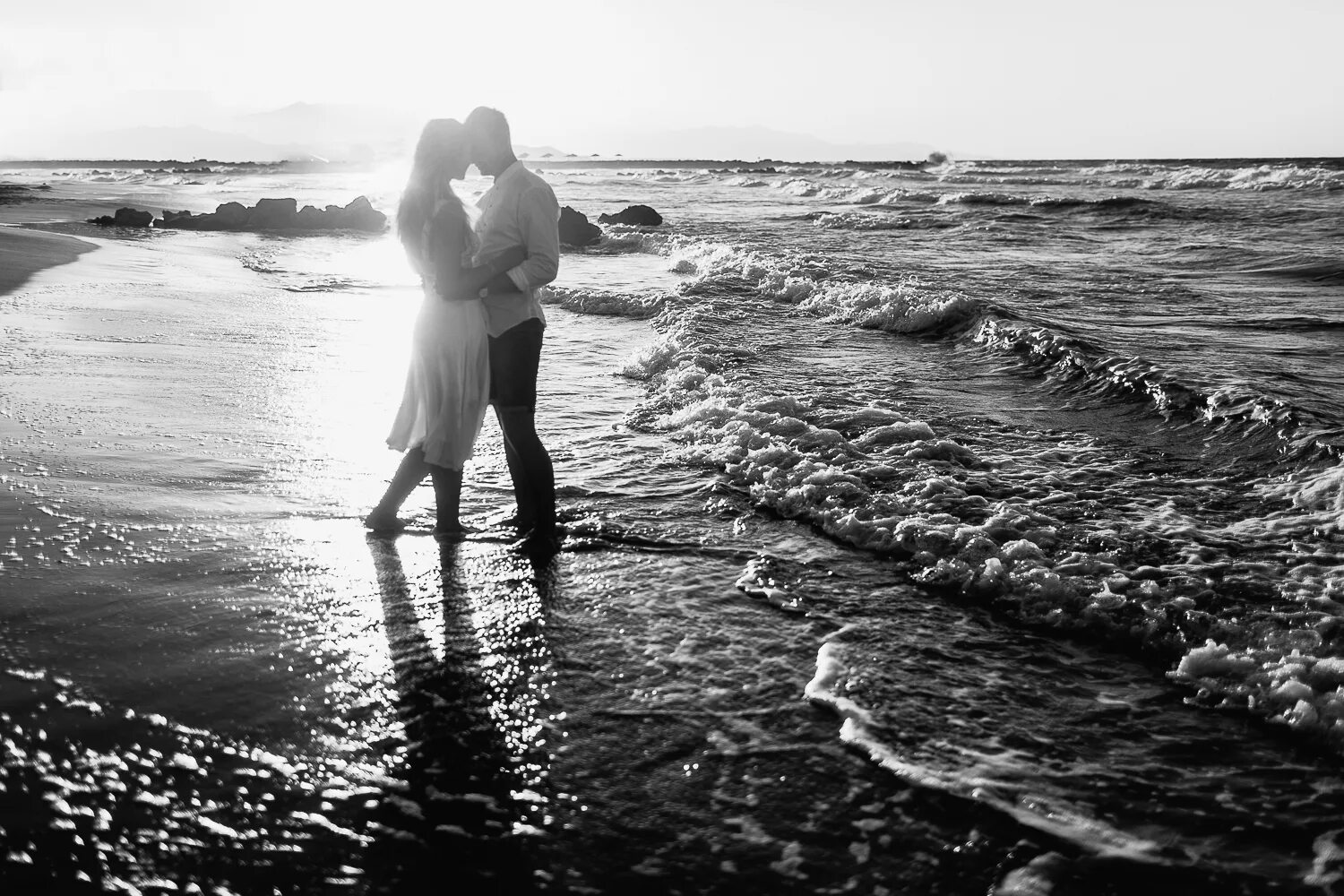 По берегу рек жались друг другу. Влюбленные на берегу моря. Двое у моря. Влюбленная пара на море. Море любви.