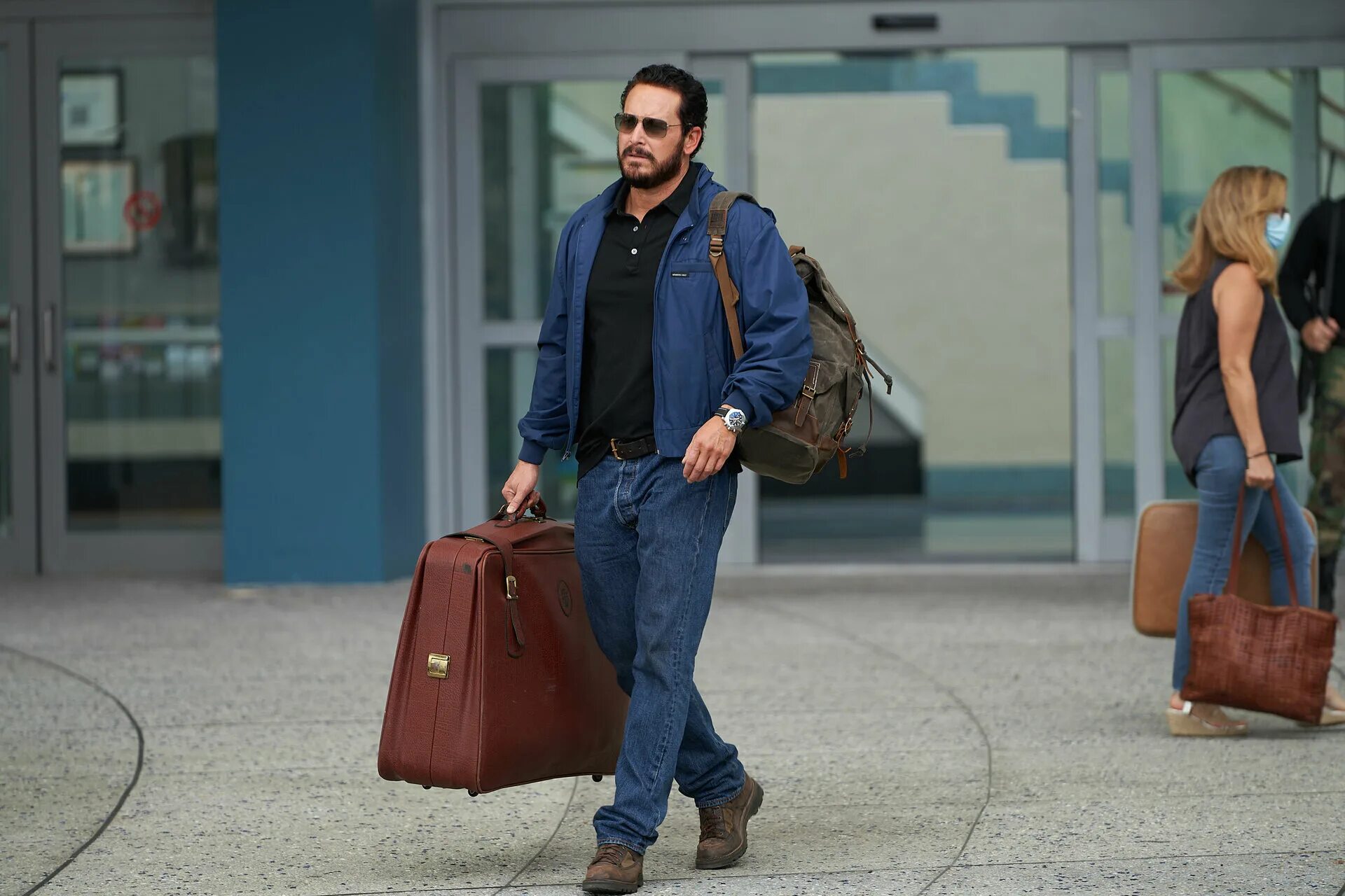 крутой чел под прикрытием. человек под прикрытием. зендая кейси под прикрытием. агент под прикрытием постер. человек под прикрытием.