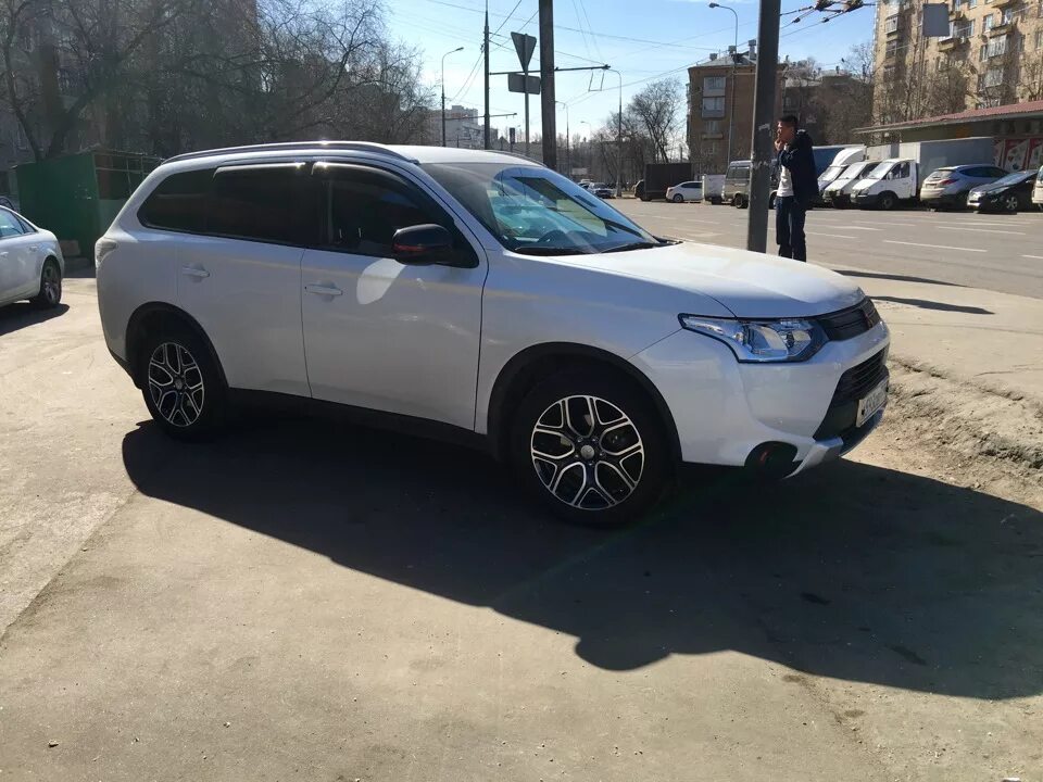 Примерка дисков mitsubishi R18 - Mitsubishi Outlander XL, 2,4 л, 2011 года колёс