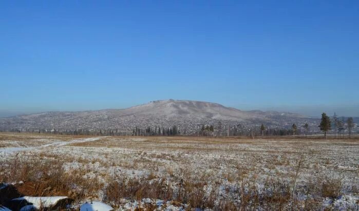 Лысая гора иркутск. Горы в братске. Моргудон братск. Горы в братске. Гора моргудон.