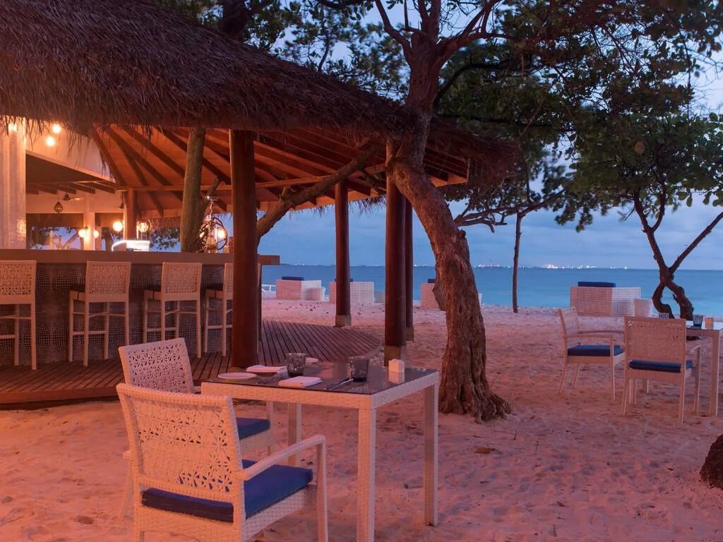 Malahini kuda bandos resort 4* мальдивы, 50 м до моря. Отель malahini kuda bandos 4. Остров малахини мальдивы. Отель malahini kuda bandos4. Malahini kuda bandos 5 мальдивы.