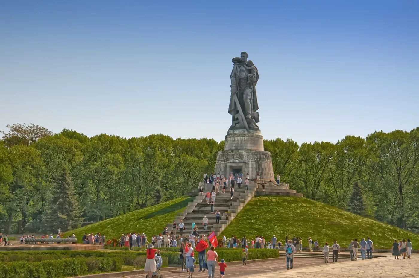 Памятники войны памятник советскому солдату. Трептов парк в Берлине. Воин освободитель Трептов парк. Трептов-парк мемориал в Берлине. Мемориальный комплекс в Трептов парке в Берлине.