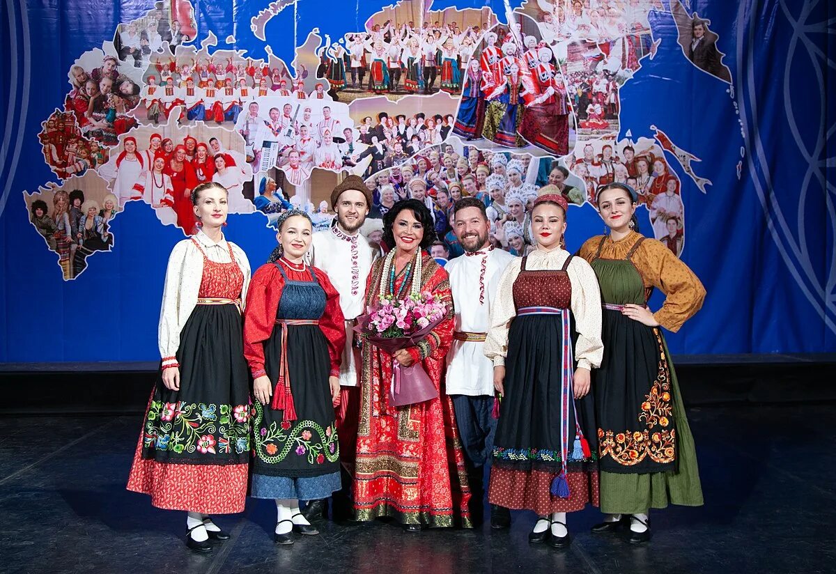 Цветень идет молодец. Цветень ансамбль курган. курганский фольклорный ансамбль цветень. фолк ансамбль цветень. ансамбль цветень курган состав.
