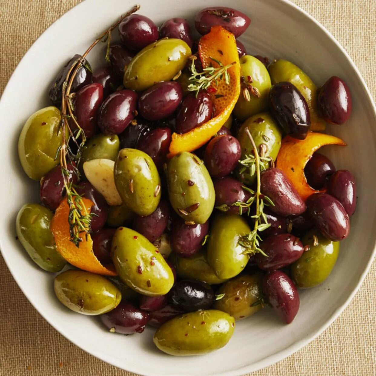 Мариновать маслины. Оливки. Оливки в маринаде. Маринованные маслины. Закуски с оливками.