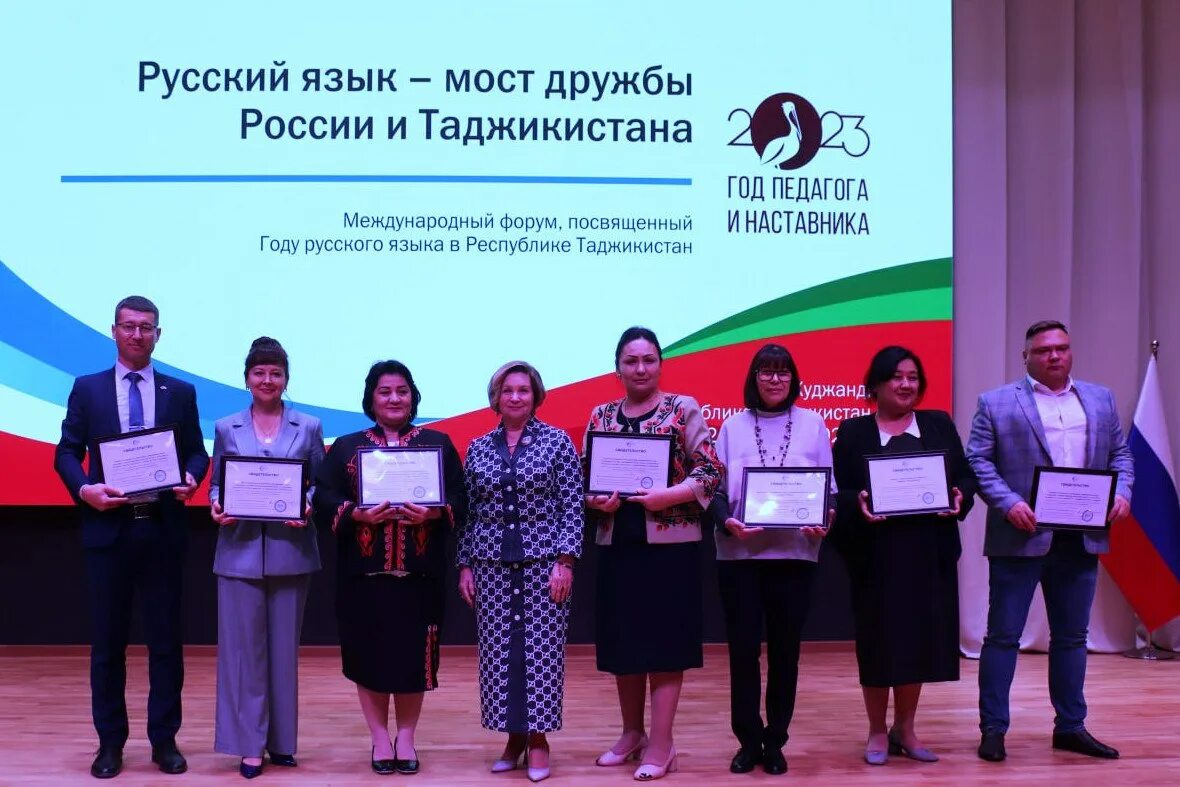 Русский язык в таджикистане. Обучение русскому языку на экзамен для мигрантов. Изучение русского языка для мигрантов таджикистана. Семинар для педагогов таджикистан. Таджички в школе.