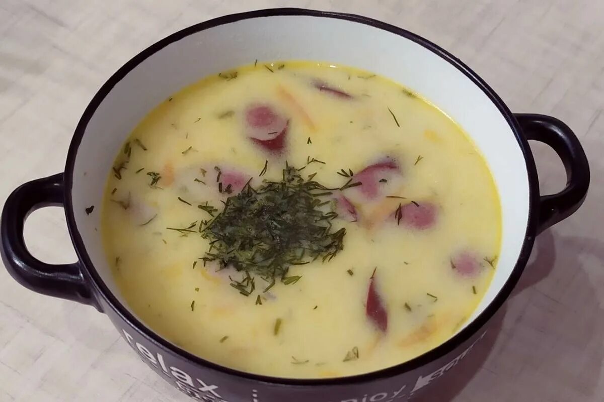 Суп с плавленным сыром и колбасками. Гороховый суп с охотничьими колбасками. сырный суп с охотничьими колбасками. гороховый суп с охотничьими колбасками сыром. сырный суп с колбасой и плавленным сыром.