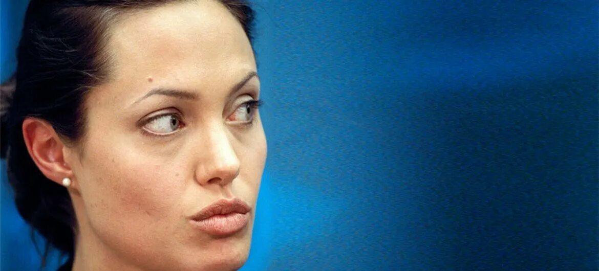 Анджелина джоли без макияжа. Анджелина джоли ненакрашенная. Анжелина джоли без макияжа и фотошопа. Анджелина джоли сейчас без макияжа. Анжелина джоли без косметики.