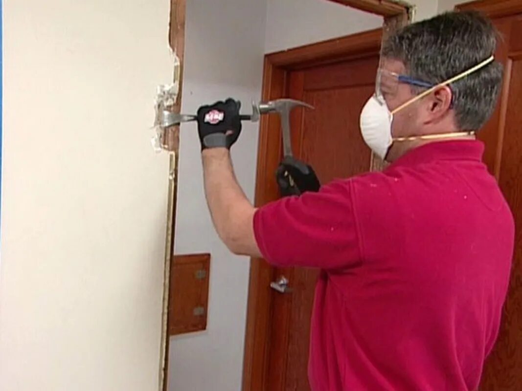 Демонтаж дверного блока. Демонтаж дверей. Демонтаж дверей. Как снять межкомнатную коробку. Крепление дверной коробки.