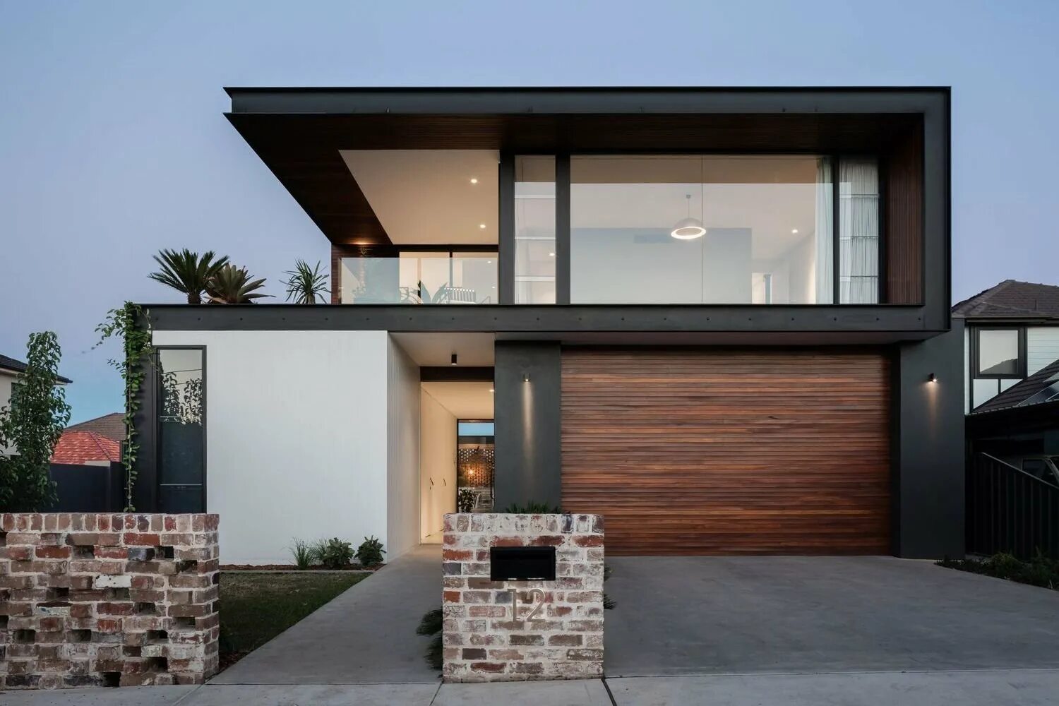 Современный прямоугольный дом. Дом в стиле брутализм экстерьер. Тини хаус экстерьер. Проекты квадратных домов. Дом в квадратном стиле.