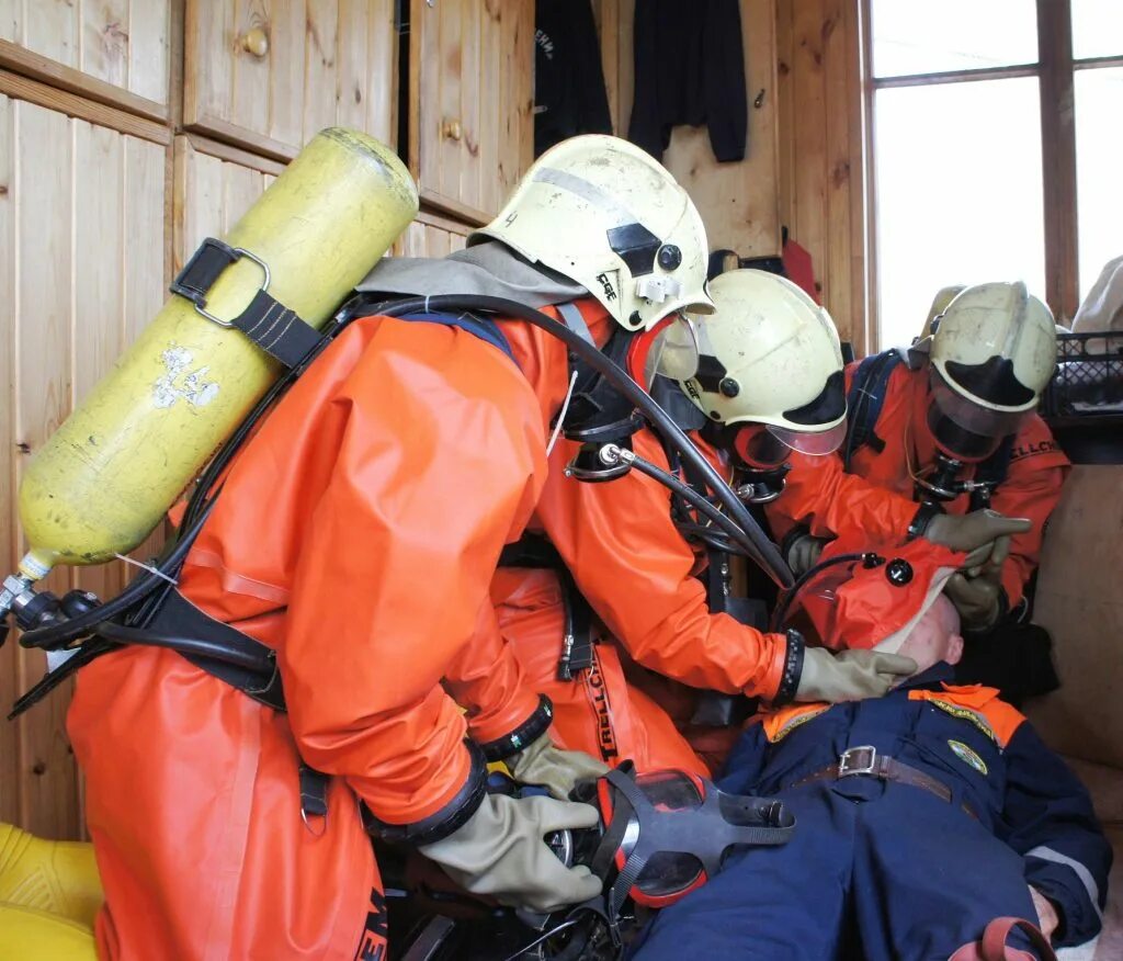 Авартйноспасательная служба. Спасатели газовой службы. Газоспасательная станция. Горно спасатели газоспасатели. Газа спасательные работы.