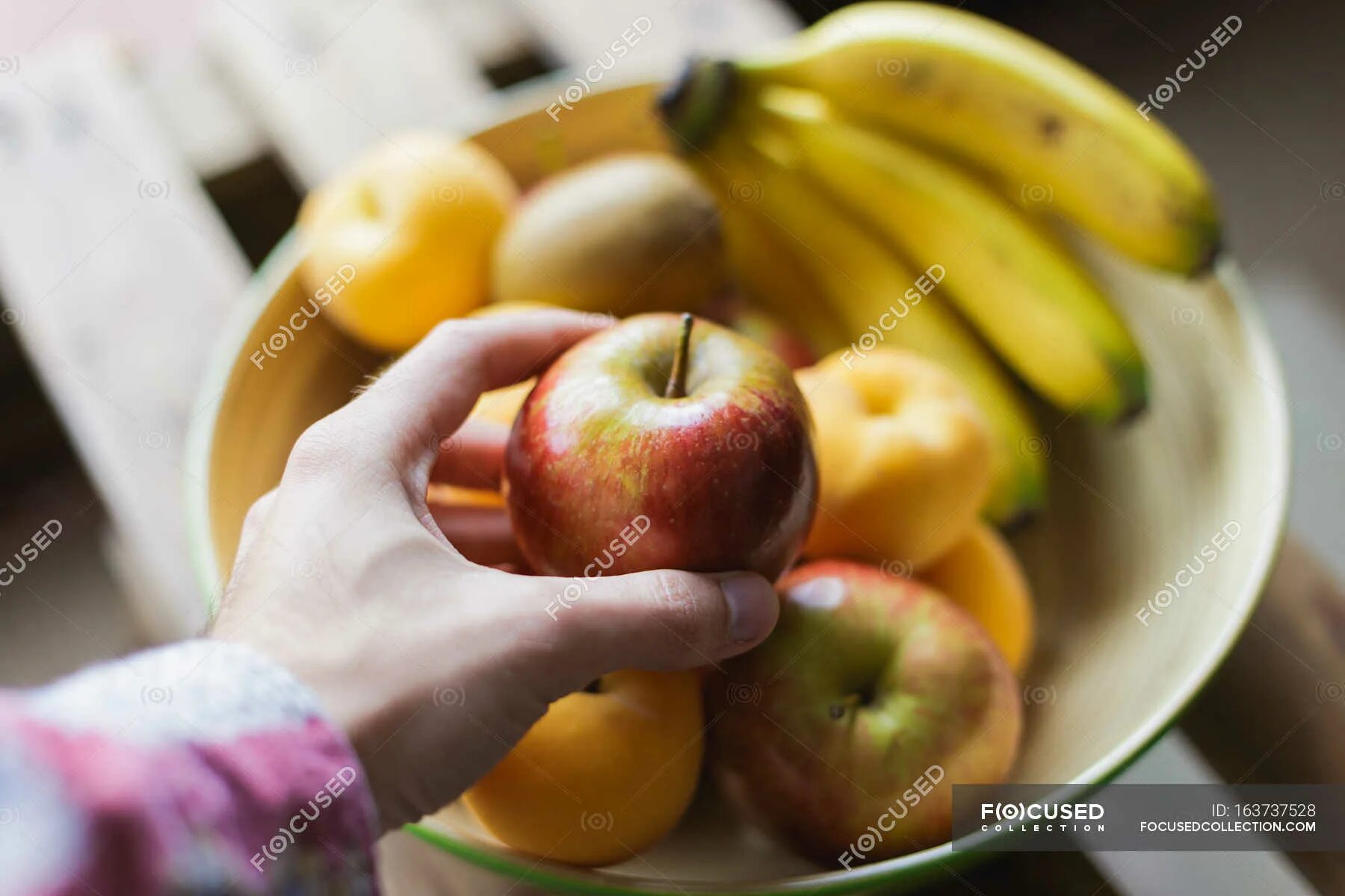 Take this apple. Take an apple. берет яблоко со стола. to take an apple.