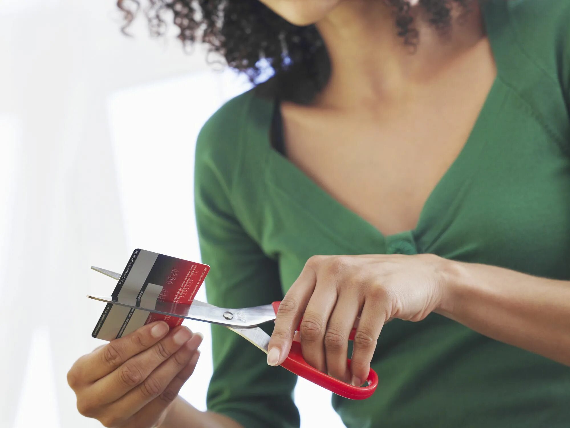 Разрезанная банковская карта. Женщина с кредитной картой. Картинка порезанная кредитная карта. Человек с кредиткой картинки.