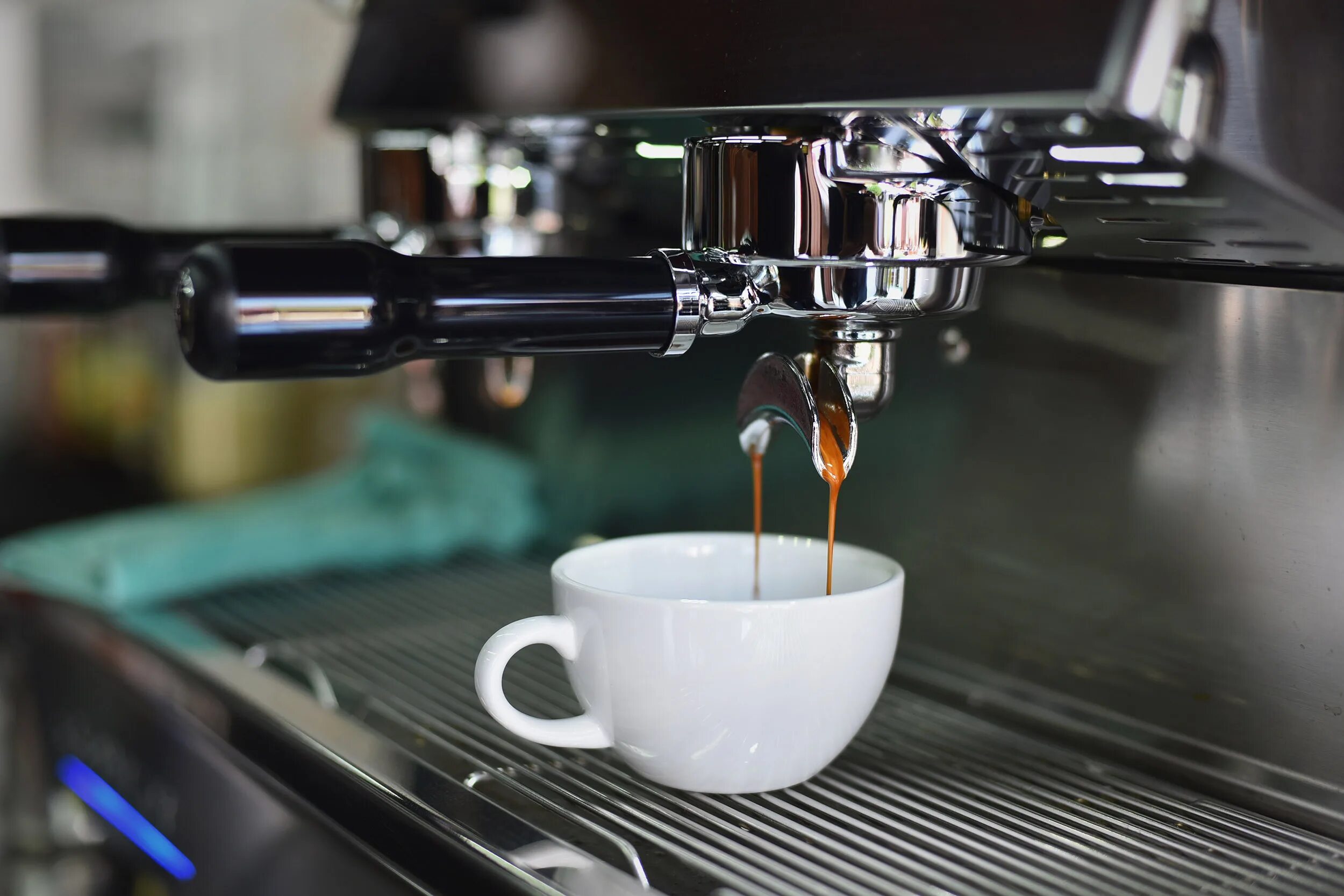 Домашний эспрессо. Эспрессо машина. Кофемашина и кофе. Кофе из кофемашины. Кофемашина наливает кофе.