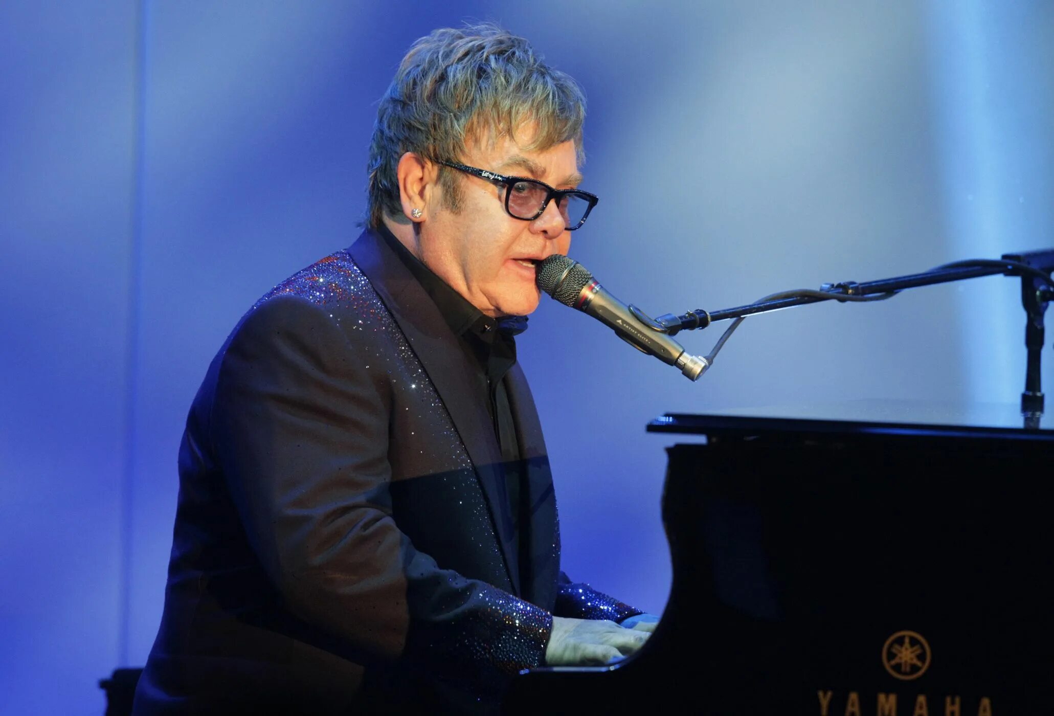 Elton john rock. Elton John Glam Rock. Элтон Джон имидж. Элтон Джон и Blue. Elton John Rock Classics.