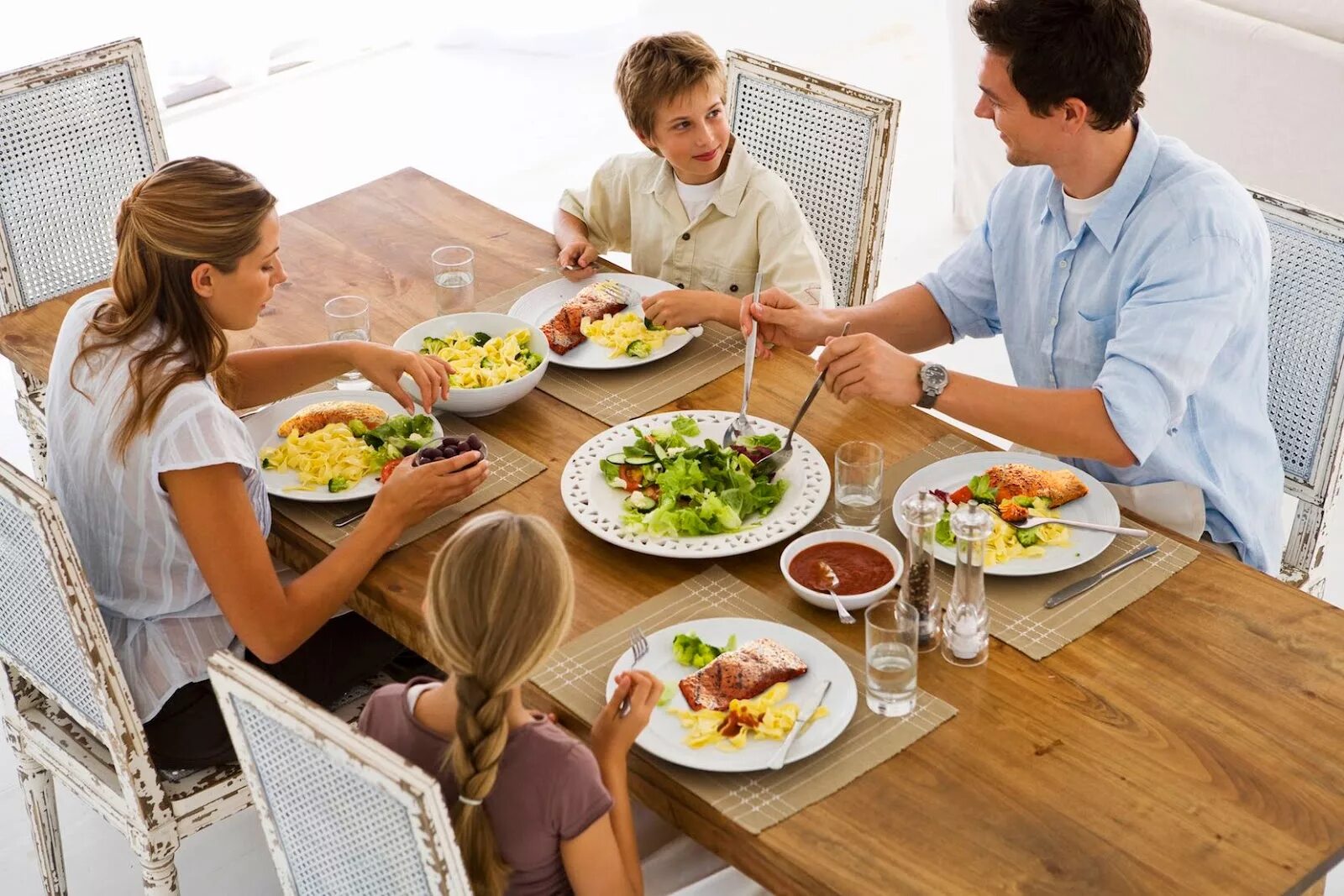 Родители после обеда. Семья за обеденным столом. Семейный ужин. Питание для всей семьи. Правильное питание для всей семьи.
