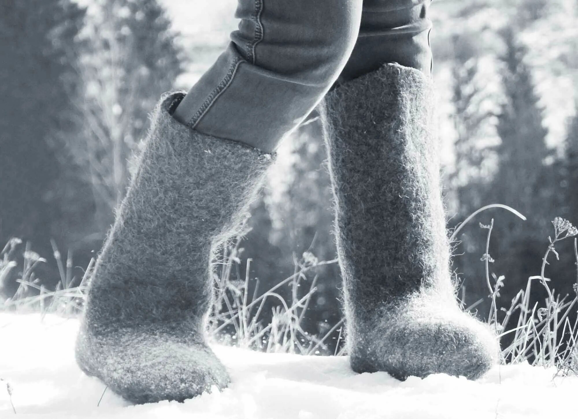 Ноги в валенки обую. Валенки. Валенки на снегу. Ноги в валенках. Ноги в валенках на снегу.