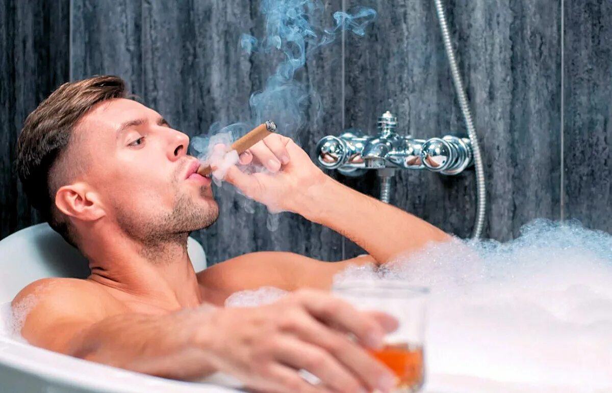 Расслабляющее видео для мужчин. Мужчина в ванной. Парень в ванне. Люди в джакузи. Человек в ванной.