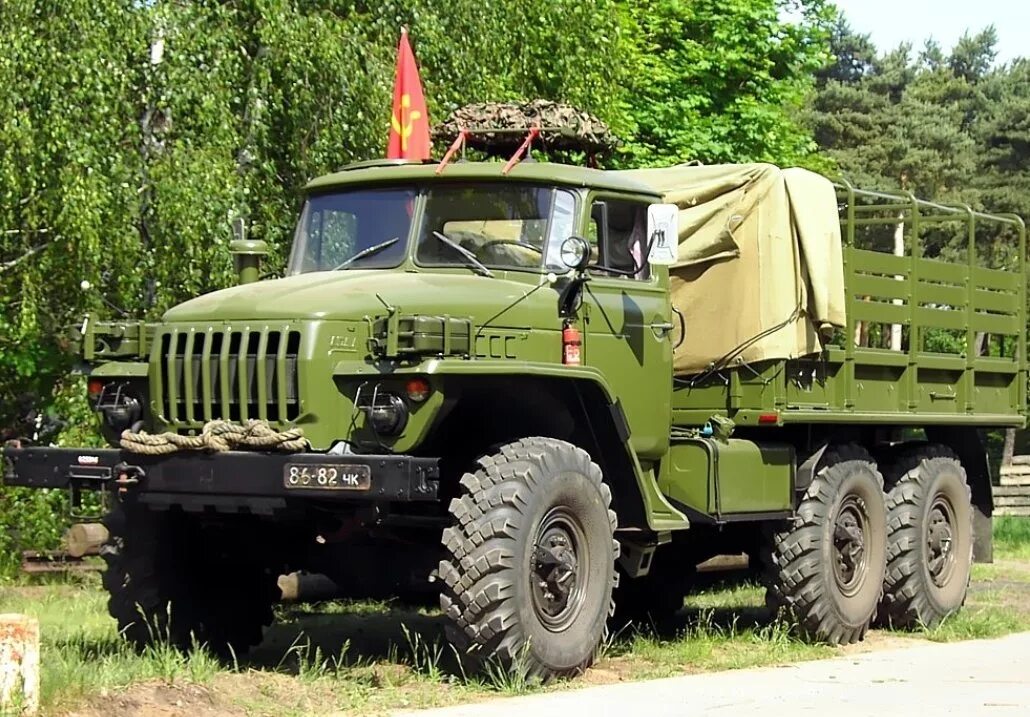 Урал 4320 старого образца. Военный автомобиль урал 4320. урал-4320 грузовой автомобиль. военный тягач урал 4320. автомобиль урал урал 4320.