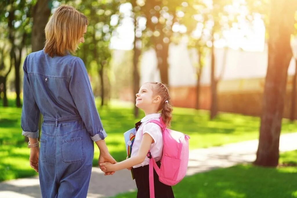 Daughter back. Мама провожает ребенка в школу. Женщина ведет ребенка в школу. Мать и ребенок идут в школу. Родители ведут ребенка в школу.