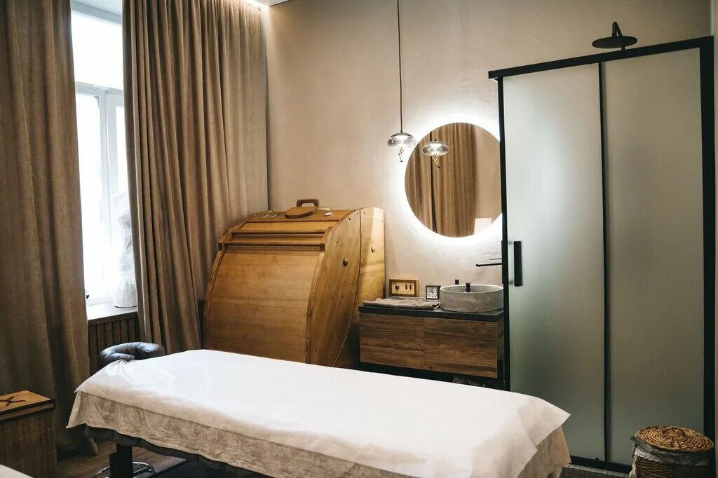 Салон тайга в красноярске. Тайга массажный салон. Массажный кабинет с фитобочкой. Салон тайга в красноярске. Тайга массаж красноярск.