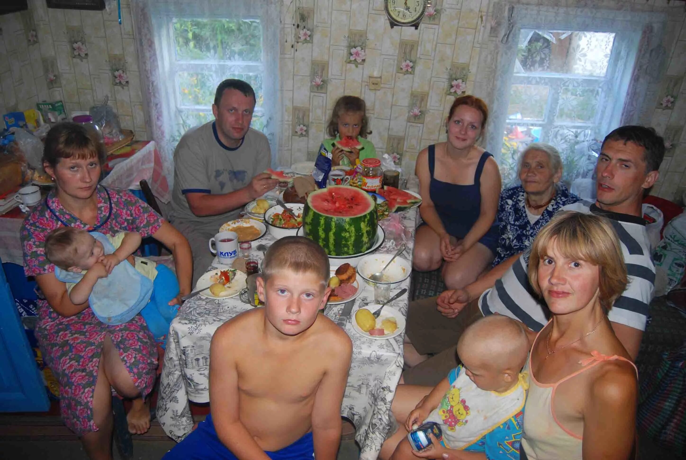 Семейный частный российский. Русская семья. Сельская семья. Обычная Российская семья. Многодетная семья в деревне.