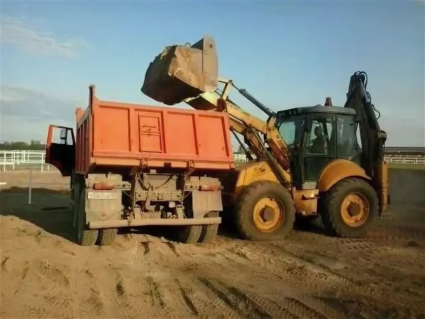 Трактора грузят. Экскаватор копает песок КАМАЗ. Трактор копает песок КАМАЗ. Вывоз грунта КАМАЗ. Экскаватор грузит КАМАЗ чернозём.