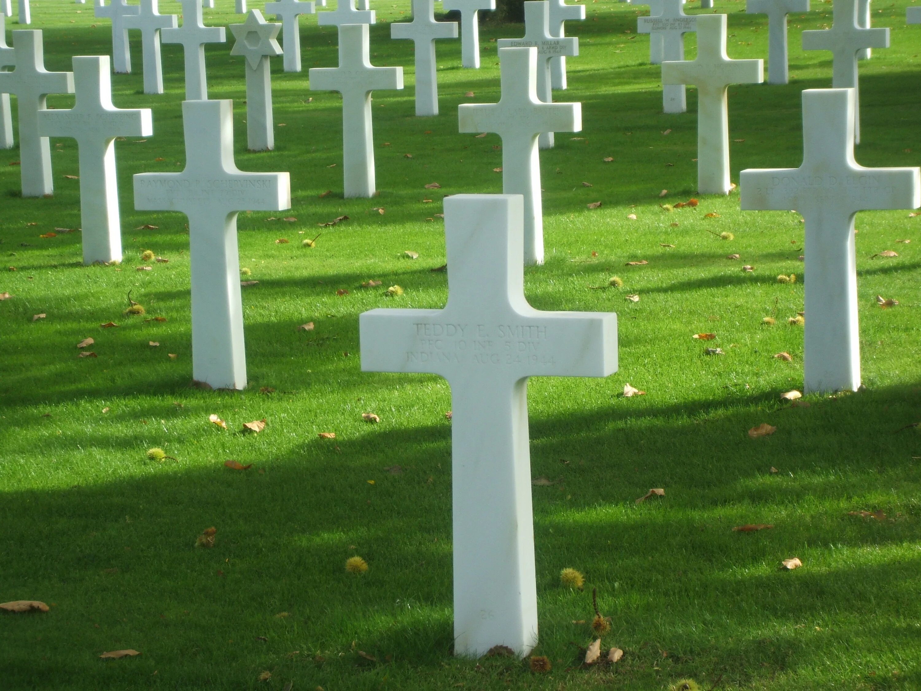 Похороненный крест. Крест на кладбище. Могильный крест. Белый крест на кладбище. Католический крест на кладбище.