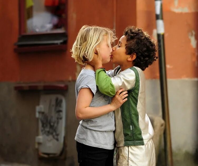 Дети пошлость. Французский поцелуй детей. Мальчик целует мальчика. Детский поцелуй с языком. Любовь к ребенку.