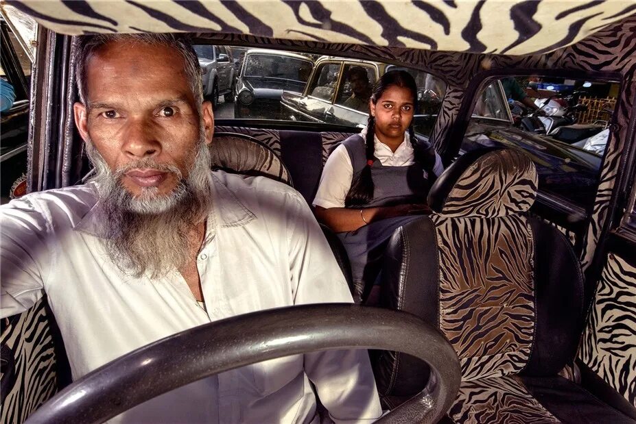 толстый таксист. старый таксист. пожилой таксист. пенсионеры. таксист индус.