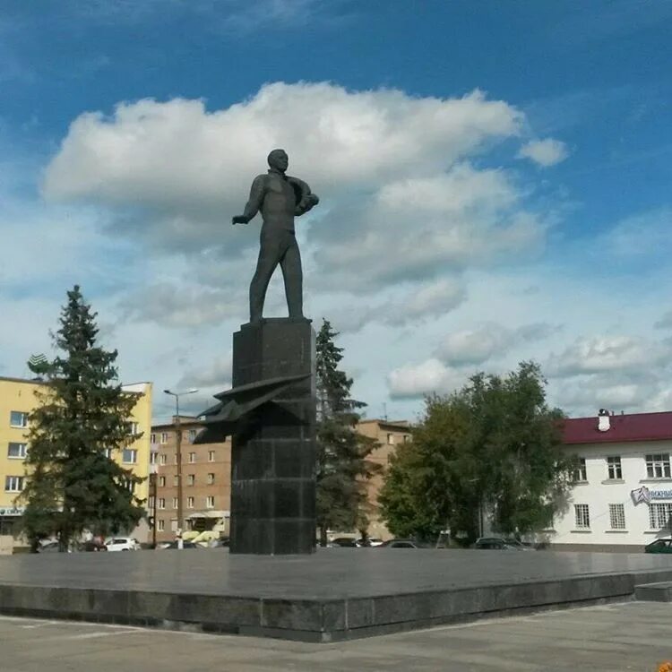 Памятник Гагарину в Гагарине Смоленской области. Достопримечательности Гагарина Смоленской. Памятник Гагарину в городе Гагарин. Памятники в городе Гагарин Смоленской. Г гагарин памятники