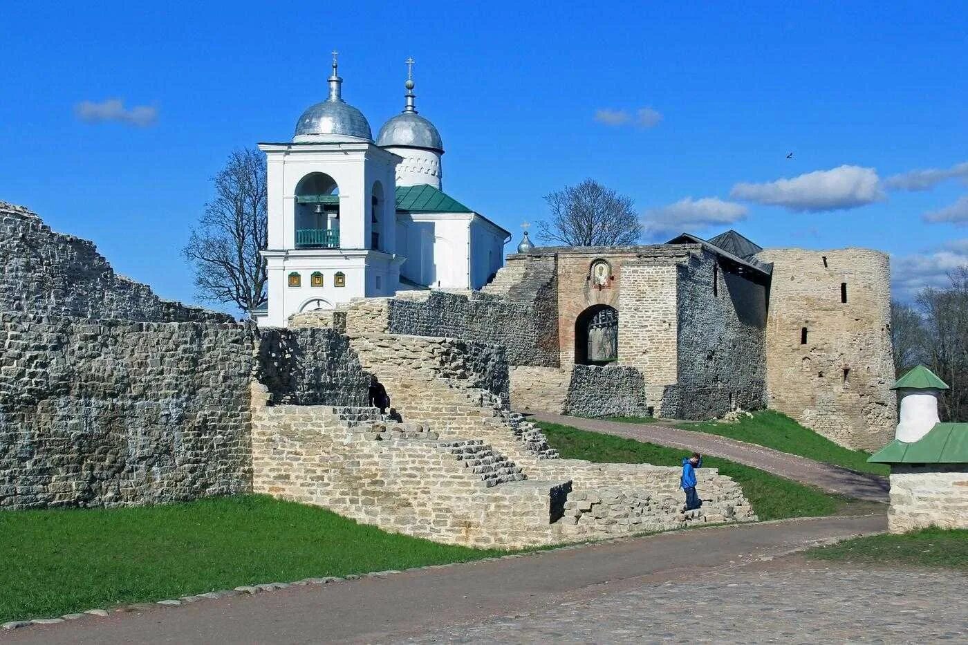 Погода изборск псковской области. Крепость Изборск. Музей-заповедник Изборск. Каменная крепость Изборск. Псков Изборск.