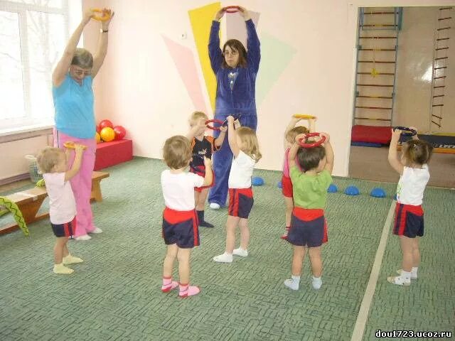 Физкультурные занятия в детском саду. Занятие по физкультуре в младшей группе. Физические упражнения в младшей группе. Воспитатель на физкультуре. Физкультурное в первой младшей группе