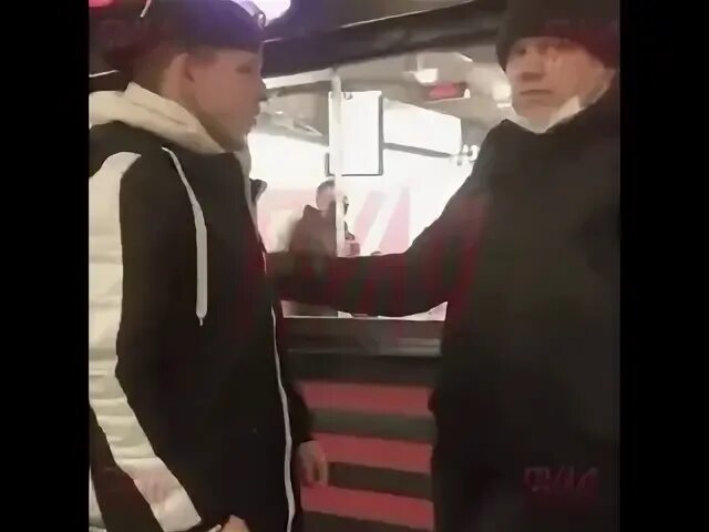 Застенчивый мальчик живет с очень горячий. Застенчивый мальчик живет с очень горячий