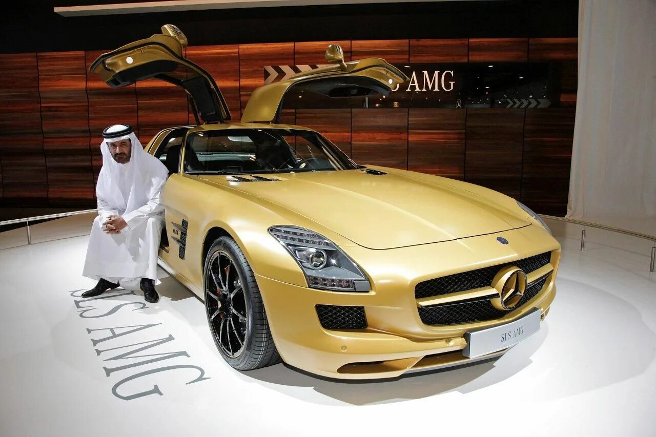 Золотой Mercedes-Benz SLS AMG.. Мерседес Бенц СЛС АМГ В Дубае. Mercedes Benz SLS белый Дубай. Абу Даби машины шейхов. Арабские самые богатые