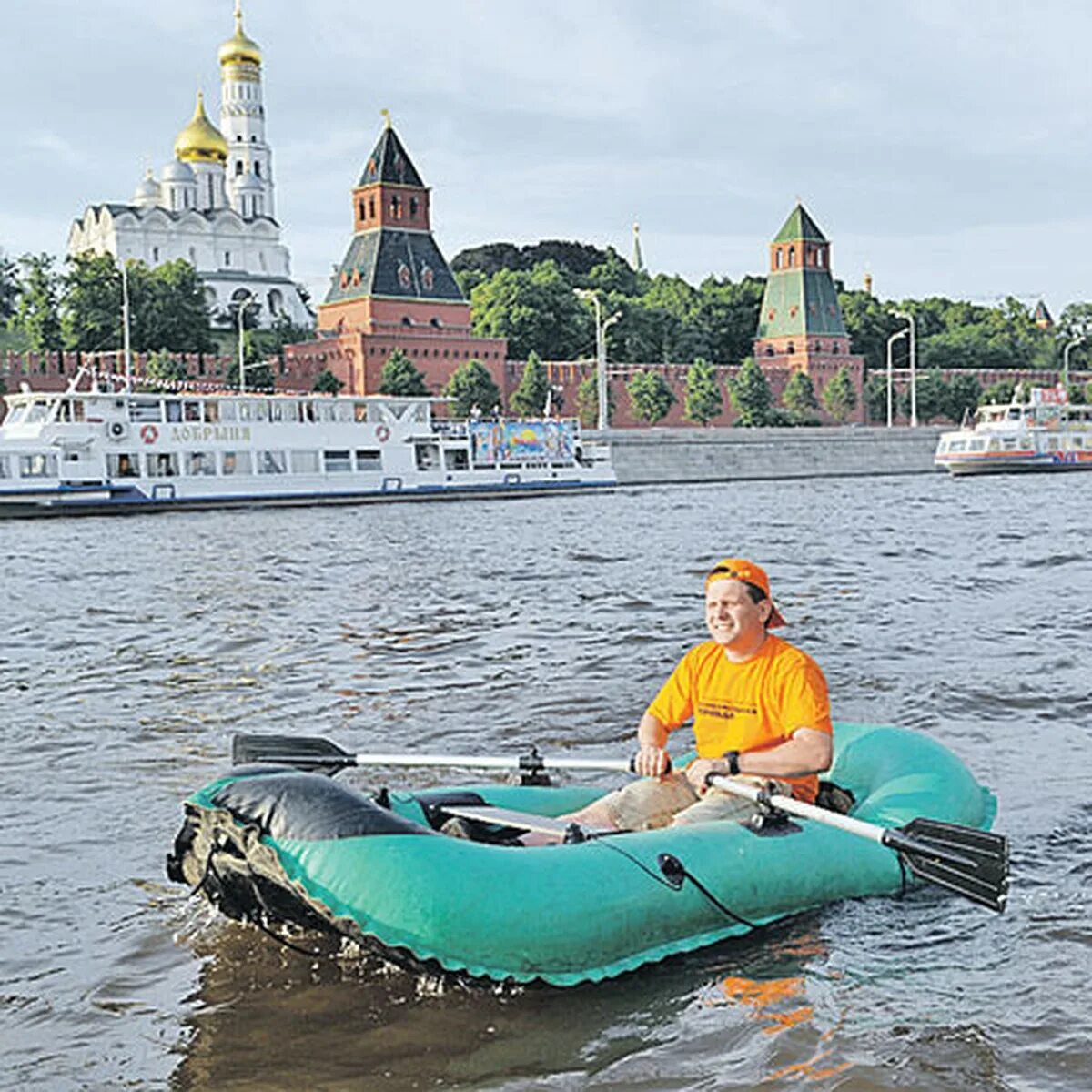 Можно ли кататься на лодке в запрет. Лодка Москва река. Катер на Москве реке. На лодке по Москве реке. Плавать на лодке.