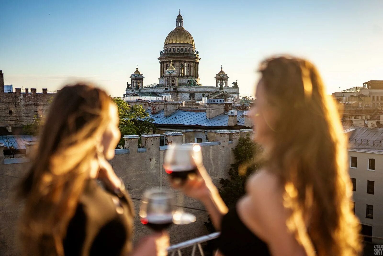 Санкт петербург девушка есть. Красивые позы на фоне собора. Экскурс-фотосессии в Питере. Девушка гуляет Петербург. Общение на фоне собора.