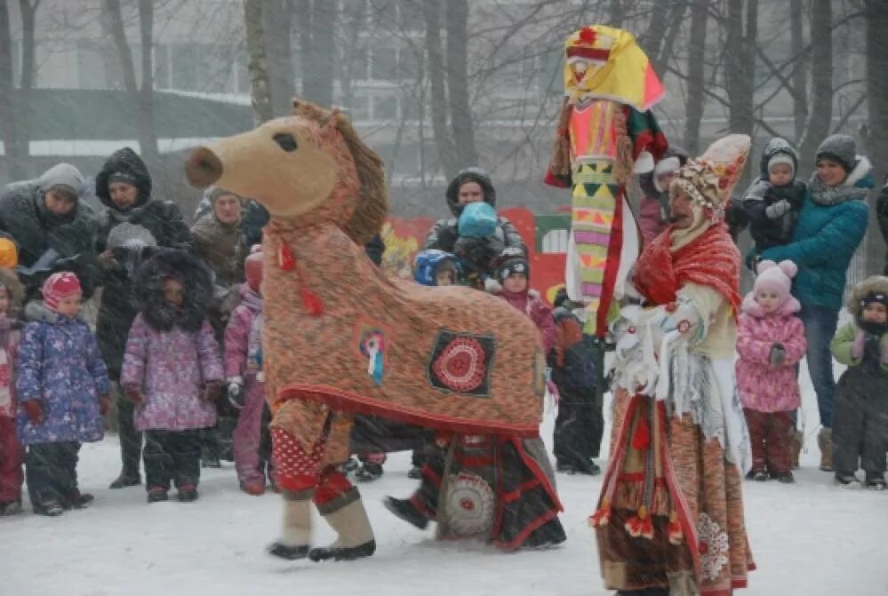 Сценарий масленицы с медведем. Аттракцион на проводы зимы. Детские развлечения на проводы зимы. Масленица сценарий. Фотозона на проводы зимы своими руками.