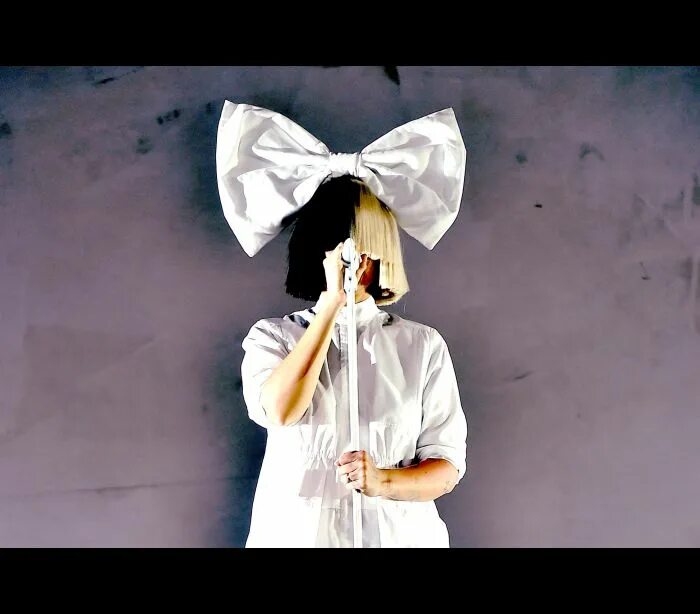 Sia певица. Sia певица. Сиа австралийская певица. Sia обложка. Сиа певица фото.