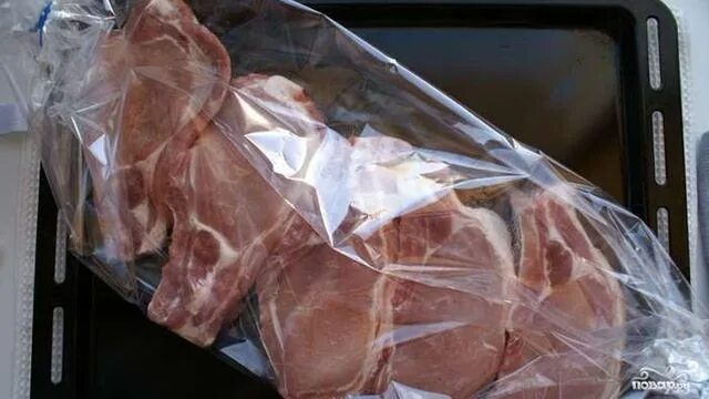 Корейка в рукаве. Корейка запеченная в духовке в рукаве. Корейка в рукаве. Свиная корейка в духовке в рукаве для запекания. Мясо в пакете для запекания.