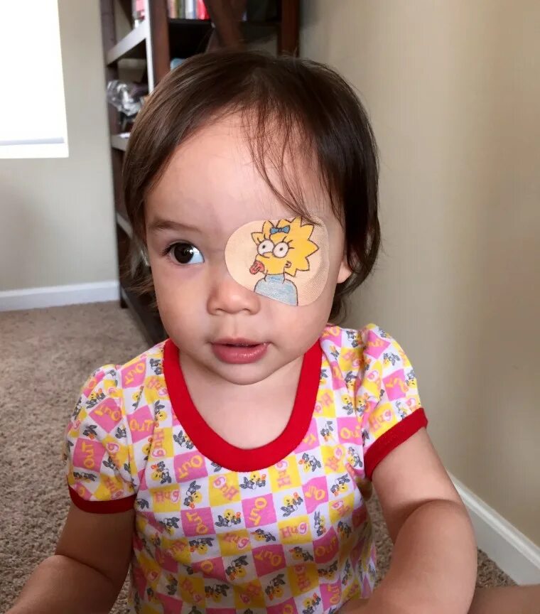 Ребенок с повязкой на глазах. Заклейка для глаза ребенку. Наклейки на глаза детские. Повязка на глаз детская. Eye daughter