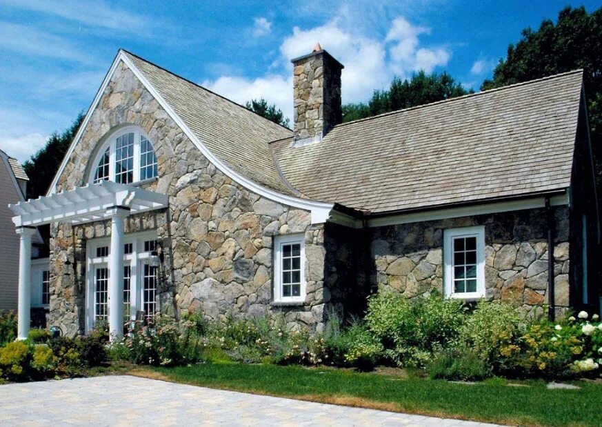 Натуральный фасад. Отделка домов камнем. Фасад из природного камня. Отделка фасада натуральным камнем. Дом обложенный камнем.