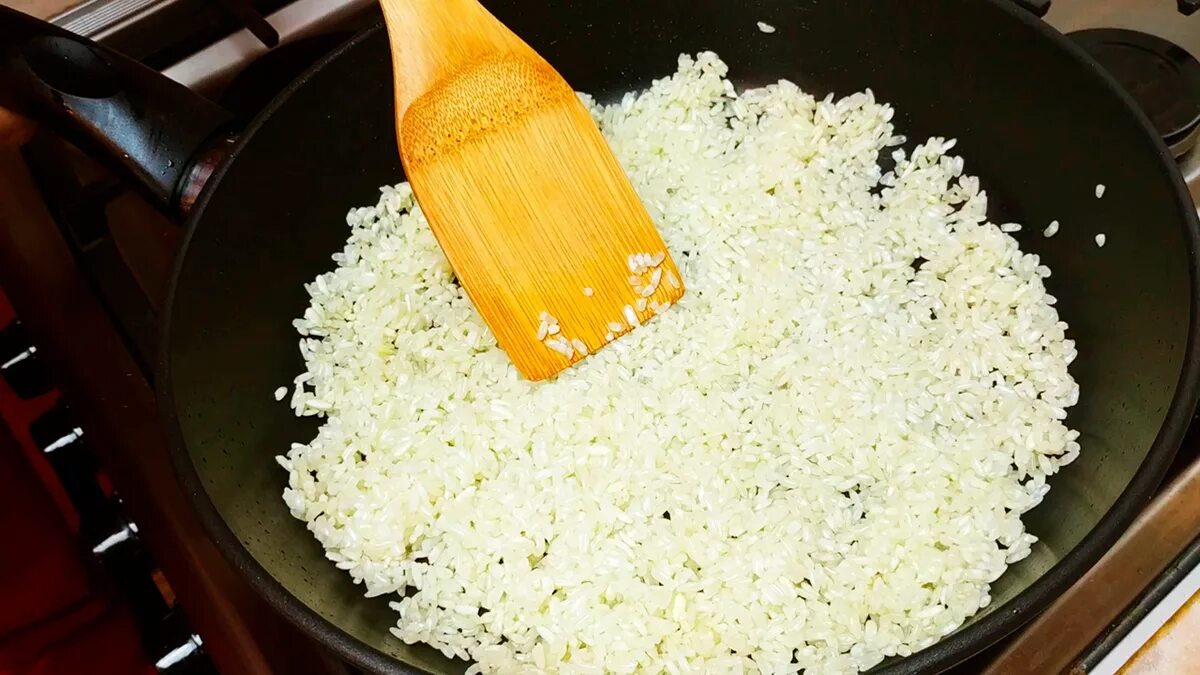 Рис на сковороде рассыпчатый. Гарнир из риса на сковороде. Рис обычный. Рис в сковородке.