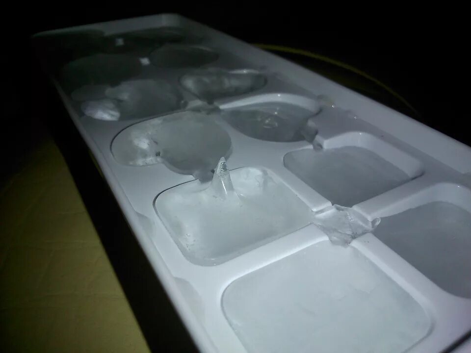 Форма для льда в морозилку. Вода в морозилке. Лед в морозилке. Для льда в морозильнике форма. Замерзла вода в холодильнике