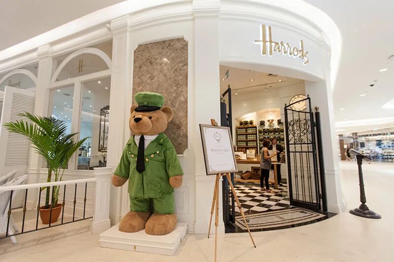 Швейцар Харродс. Лондонский универмаг Harrods витрины. Лондонский универмаг Harrods изнутри. Магазин Хэрродс в Лондоне. История бутика