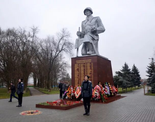 Станицы кущевского района краснодарского края. Памятники ст Кущевская. Кущевская памятник парк Победы. Кущёвская станица Краснодарский край парк. Станица Кущевская парк Ленина.