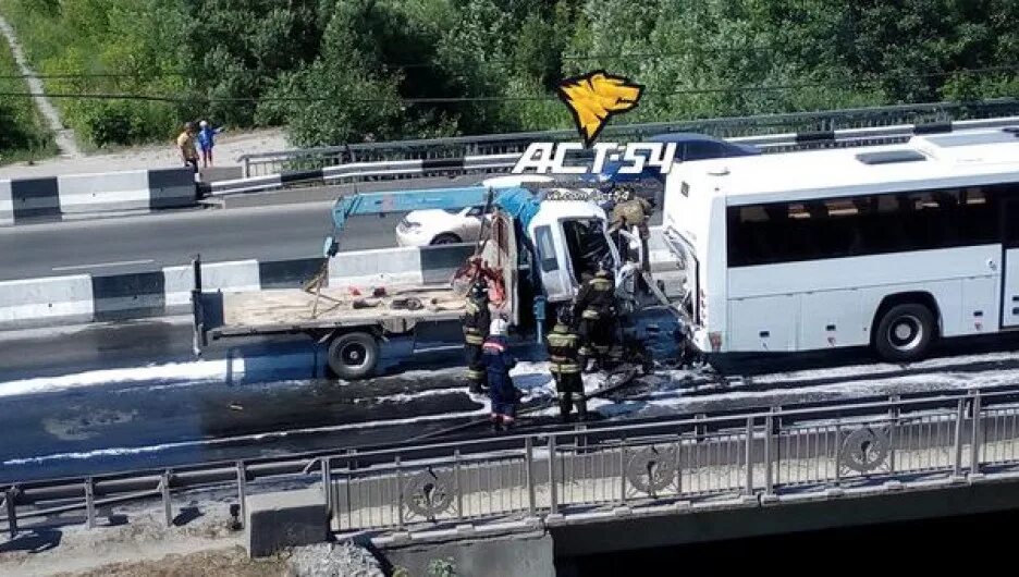 Утонул автобус барнаул. ДТП С автобусом Барнаул Новосибирск. Авария в нижней Ельцовке. Барнаул Ельцовка автобус. Авария автобуса сегодня на Бердском шоссе Новосибирск.