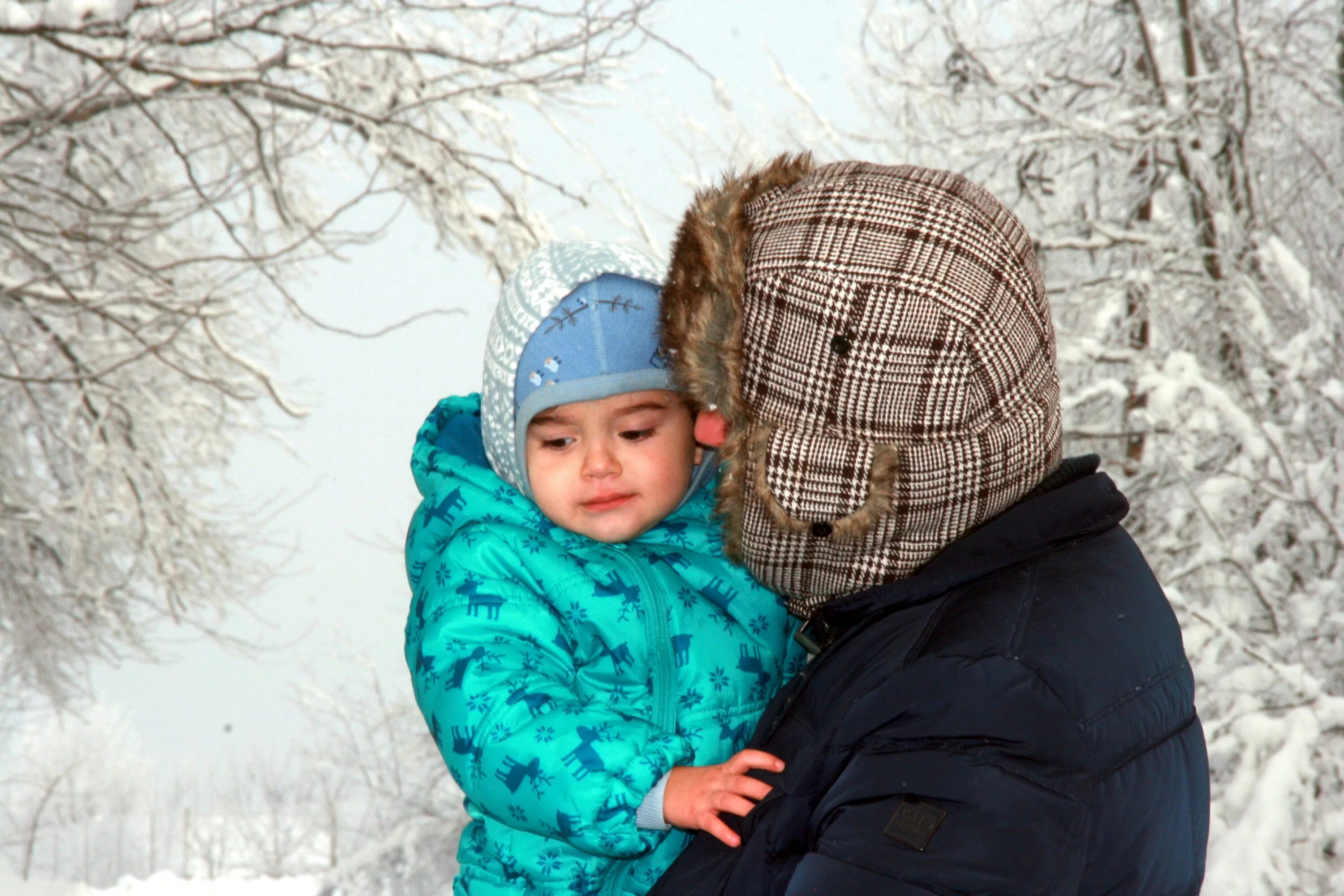 Фотосессия папа сын зимой. Отец с ребенком зимой. Папа сына зимний. Сыновья зимы. Погодка ребенок это