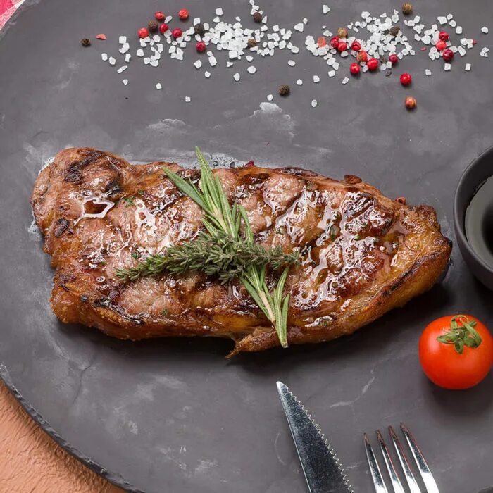 буженина из шеи свинины. свинина в духовке целиком. кусок свинины в духовке. свинина шея. шея свиная запеченная в духовке.