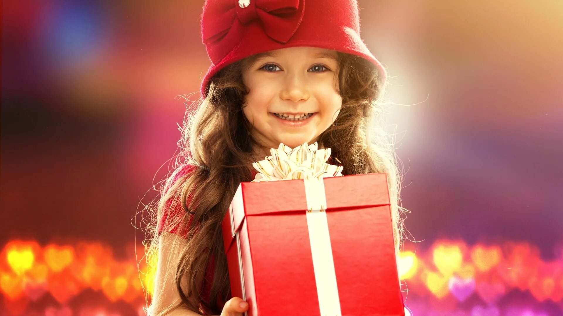 Как приятно получать подарки. Подарок для девочки. Ребенок дарит подарок. Счастливая девушка с подарком. Подарок девушке.
